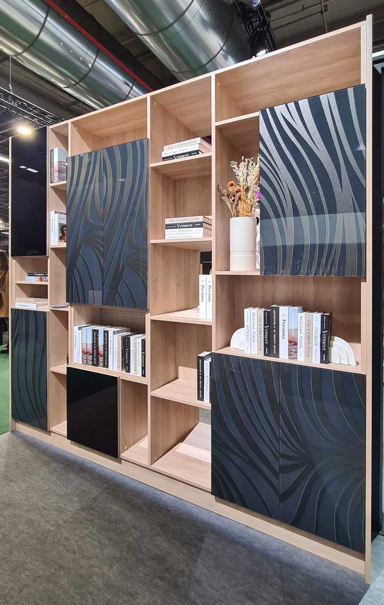 Bibliothèque avec portes vitrées ornées de motifs nayades sur le stand AD 